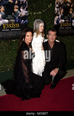 Schauspieler Pierce Brosnan seine Frau Keeley Shaye-Smith posiert mit Sophie Vavasseur, als sie im Goldwyn Theatre, Beverly Hills, zur Premiere von Evelyn ankommen. Stockfoto