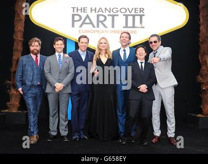 Zach Galifianakis, Justin Bartha, Ed Helms, Heather Graham, Bradley Cooper, Ken Jeong und Todd Phillips kommen zur Europa-Premiere des Hangover Part 3 am Empire Leicester Square in London. Stockfoto