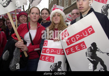 Charlotte Briggs (Mitte), Sarah Carty (Mitte links) und Gordon Ashenhurst (rechts), alle Studenten der Stirling University, protestieren gegen Aufstockungsgebühren außerhalb der University of London Student Union. 24/01/04 Studenten der Cambridge University starten am Samstag, den 24. Januar 2004, auf einen 60-Meilen-protestmarsch nach London, um ihre Ablehnung der Pläne der Regierung zur Einführung von Hochschulaufschläge zu unterstreichen. Die 12 Studenten wollen rechtzeitig nach London kommen, um an einer Massendemonstration der National Union of Students teilzunehmen, die mit einer entscheidenden Debatte im Londoner Unterhaus am Dienstag, dem 27. September, zusammenfällt Stockfoto