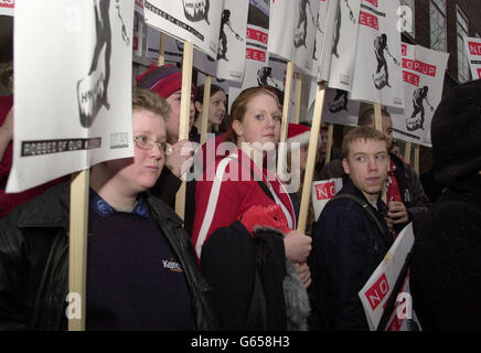 Charlotte Briggs (Mitte), eine Studentin der Stirling University, protestiert gegen Aufstockungsgebühren außerhalb der University of London Student Union. * bis zu 20,000 britische Studenten demonstrierten heute in London gegen Auflagelaufschläge, die das Hochschulsystem lähmen würden, so die Präsidentin der National Union of Students, Mandy Telford, der auch davor warnte, dass die Gebühren Tausende unserer talentiertesten Studenten aus der Bildung herauskosten würden. Stockfoto