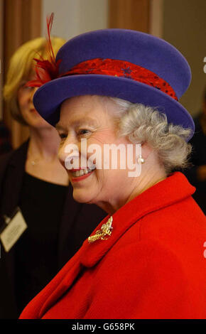 Königin Elizabeth II. Lächelt, als sie die St. George's Hospital Medical School in Tooting im Südwesten Londons besucht. * die Königin war an der Schule, um die Arbeit zu sehen, die seit ihrer Gründung immer an vorderster Front in Bildung und Forschung steht, und um ihren Jahrestag der 250-jährigen medizinischen Ausbildung zu feiern. Stockfoto