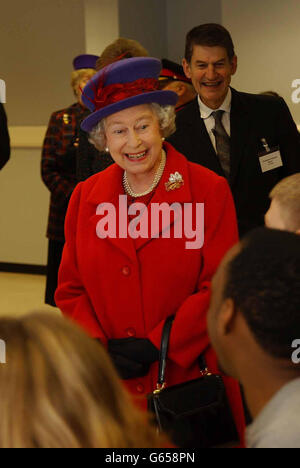 Königin Elizabeth II. Lächelt, als sie die St. George's Hospital Medical School in Tooting im Südwesten Londons besucht. * die Königin war an der Schule, um die Arbeit zu sehen, die seit ihrer Gründung immer an vorderster Front in Bildung und Forschung steht, und um ihren Jahrestag der 250-jährigen medizinischen Ausbildung zu feiern. Stockfoto