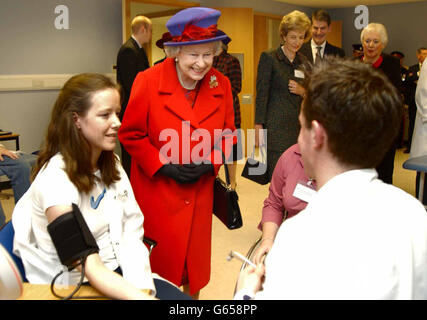 Königin besucht Str. Georges Krankenhaus Stockfoto