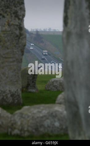 Schnell fahrender Verkehr blitzt an Stonehenge vorbei auf der A303 in Wiltshire, an dem Tag, an dem die Regierung ein 5.5 Milliarden Paket an Transportverbesserungen für England ankündigte, einschließlich eines 183 Millionen Straßentunnels zum Schutz von Stonehenge. * das Paket umfasst rund 3 Milliarden Straßenverbesserungen und beinhaltet die grünes Licht für eine 1 Milliarde, die auf vier Spuren einer der verkehrsreichsten Straßenabschnitte im Vereinigten Königreich erweitert wird - der M6 zwischen Birmingham und Manchester. 17/02/04: Eine öffentliche Untersuchung über die umstrittene Umleitung von Straßen rund um das ikonische antike Denkmal eröffnet heute. Gemäß dem Vorschlag Verkehr Stockfoto