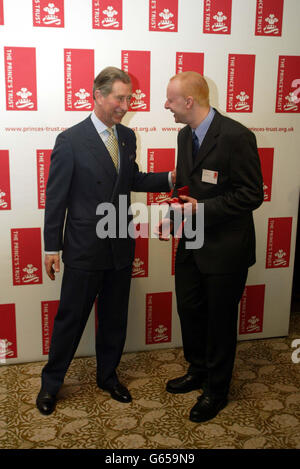 Präsident des Prince's Trust der Prince of Wales (links) trifft den Botschafter für den Nordwesten Martin Hughes bei einem Empfang für die Prince's Trust Real Life Botschafter in den St. James's Palace State Apartments, London. * der Prinz traf eine Gruppe junger Menschen, deren Leben er durch seine Stiftung Prince s Trust umdreht hatte, was ihnen die Gelegenheit gab, wieder anzufangen. Stockfoto