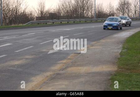 Colwick Loop Road, Nottingham, der Schauplatz eines tödlichen Unfalls mit einem Fiat Tipo und einem Renault Clio am späten Dienstag, dem 10. Dezember 2002. Bei dem Frontalzusammenstoß wurden drei Menschen getötet und vier weitere verletzt, teilte die Polizei mit. * die Polizei von Nottingham hat bestätigt, dass es sich bei den drei Toten um Männer im Teenageralter handelte - Fahrer und Passagiere eines Renault Clio, die entlang der Colwick Loop Road in die Stadt reisten. Stockfoto