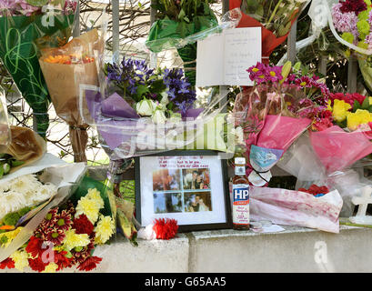 Blumen, Bilder und eine Flasche HP-Sauce, die vermutlich von der Schwester des Soldatendrummers Lee Rigby in der Nähe der Szene hinterlassen wurden, in der er am Mittwoch in Woolwich South East London in der Nähe der Woolwich Barracks ermordet wurde. Stockfoto