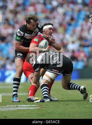 Andrew Dixon von Salford City Reds wird von Chris Dean von Widnes Vikings und Cameron Phelps während des Super League Magic Weekend im Etihad Stadium in Manchester angegangen. Stockfoto