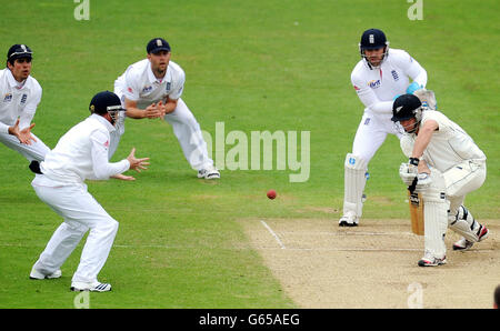 New Zealnds Doug Bracewell setzt den Ball an Englands Ian Bell vom Bowling von Graeme Swann während des zweiten Investec Test Spiels in Headingley, Leeds. Stockfoto