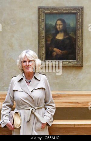 Die Herzogin von Cornwall steht vor Leonardo Da Vincis Mona Lisa bei einem Besuch im Louvre in Paris, Frankreich. Stockfoto