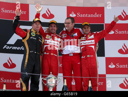 Ferrari Fernando Alonso (zweiter links) feiert seinen Sieg im Großen Preis von Spanien mit Teamkollege Felipe Massa (rechts), Lotus' Kimi Räikkönen (links) und Teamchef Stefano Domenicali (zweiter rechts) Stockfoto