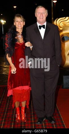 DJ und TV-Moderator Chris Tarrant und seine Frau Ingrid kommen für eine BAFTA-Hommage an Billy Connolly im BBC Television Center in West-London an. Der von Michael Parkinson moderierte Abend feiert mehr als 30 Jahre Big Yin. Stockfoto