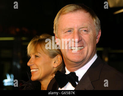 DJ und TV-Moderator Chris Tarrant und seine Frau Ingrid kommen für eine BAFTA-Hommage an Billy Connolly im BBC Television Center in West-London an. Der von Michael Parkinson moderierte Abend feiert mehr als 30 Jahre Big Yin. Stockfoto