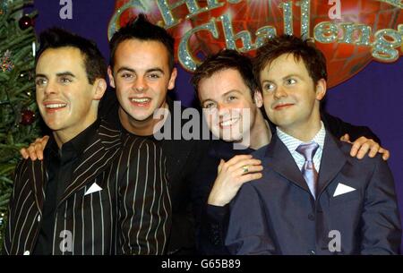 Die TV-Moderatoren Anthony McPartlin (links) und Declan Donnelly ( Ant & Dec) posieren mit ihren Wachsmodellen während einer Fotozelle bei Madame Tussaud's. * das freche Duo, das für die seltsamen und verrückten Herausforderungen in ihren TV-Shows berühmt ist, wird Madame Tussauds Gast über die Weihnachtszeit eine lustige Herausforderung stellen, sie zu wagen, ihre Hände in eine „große Schachtel voller Bits“ zu stürzen und durch Berühren eine Auswahl an Körperteilen zu identifizieren. Stockfoto