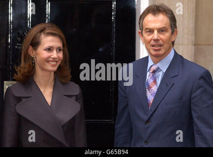 Die syrische First Lady Asma Al-Assad trifft vor einem Treffen mit dem syrischen Präsidenten Bashar Al-Assad den britischen Premierminister Tony Blair vor der Haustür der Downing Street 10 in London. Stockfoto