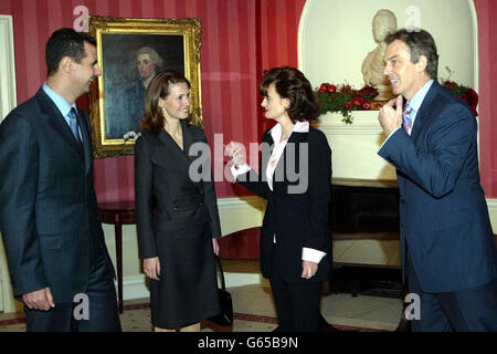 Der britische Premierminister Tony Blair, rechts, und seine Frau Cherie, 2. Rechts, mit dem syrischen Präsidenten Bashar Al-Assad, links, und seiner Frau Asma in der Downing Street 10 zu Beginn des viertägigen offiziellen Besuchs von Assad in Großbritannien. Stockfoto