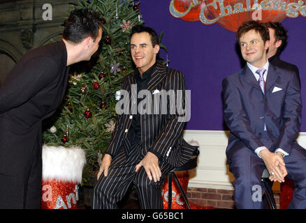 TV-Persönlichkeiten Ant & Dec treffen ihre Wachsmodelle bei Madame Tussaud's, wo ihre Ant & Dec's Christmas Challenge die Besucher dazu einlädt, eine Auswahl der Körperteile des Duos per Touch zu identifizieren. Stockfoto