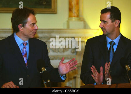 Der britische Premierminister Tony Blair, links, spricht mit dem syrischen Präsidenten Bashar Al-Assad auf einer gemeinsamen Pressekonferenz in Downing Street, London. Stockfoto