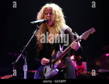 Latino Diva Shakira tritt während ihres Debütgigs in Großbritannien in der Wembley Arena in London auf. Stockfoto