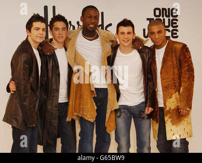 Popstars: The Rivals Winners, One True Voice, von links nach rechts; Matt Johnson, Jamie Shaw, Anton Gordon, Keith Semple und Daniel Pearce starten ihre neue Single Sacred Trust/After You're Gone (I'll Still Be Loving You) bei Harrods. * die Jungen kämpfen mit den Mädchen-Gewinnern Girls Aloud um die begehrte Weihnachtsnummer 1. *090603*Boyband One True Voice, die am Montag, den 9. Juni 2003, die Trennung verweigert hat, nachdem Sänger Daniel Pearce verlassen wurde. Matt Johnson sagte, es sei ein 'kompletter Haufen Müll', um zu vermuten, dass die Band sich nach nur sechs Monaten aufspaltet. Stockfoto