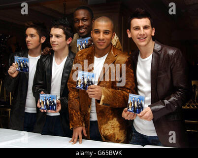 Popstars: The Rivals Winners, One True Voice, von links nach rechts; Jamie Shaw, Matt Johnson, Anton Gordon, Daniel Pearce und Keith Semple starten ihre neue Single Sacred Trust/After You're Gone (I'll Still Be Loving You) bei Harrods. * die Jungen kämpfen mit den Mädchen-Gewinnern Girls Aloud um die begehrte Weihnachtsnummer 1. Stockfoto