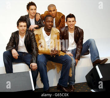 Popstars: The Rivals Winners, One True Voice, von links nach rechts; Matt Johnson, Jamie Shaw, Anton Gordon, Daniel Pearce und Keith Semple starten ihre neue Single Sacred Trust/After You're Gone (I'll Still Be Loving You) bei Harrods. * die Jungen kämpfen mit den Mädchen-Gewinnern Girls Aloud um die begehrte Weihnachtsnummer 1. Stockfoto