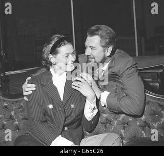 Ingrid Bergman und Sir Michael Redgrave Proben in einer Londoner Bohrhalle für eine Fernsehproduktion von Ibsens "Hedda Gabler". Stockfoto