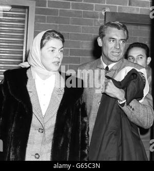 Ingrid Bergman und Cary Grant - Flughafen London. Die Schauspielerin Ingrid Bergman und der Schauspieler Cary Grant, die sie nach ihrer Ankunft aus Rom am Flughafen London trafen. Stockfoto