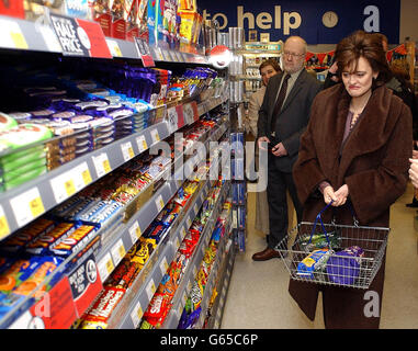 Cherie Blair Ehefrau von Premierminister Tony Blair, Einkaufen im Co-Op-Laden, Middlesbrough. Premierminister Tony Blair eröffnete während seines Besuchs im Nordosten offiziell das neue Co-Op-Geschäft, das eine halbe Meile von seinem Wahlkreishaus Trimdon entfernt ist. Stockfoto