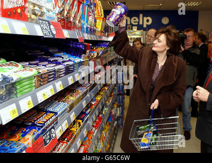 CHERIE BLAIR EINKAUFEN Stockfoto