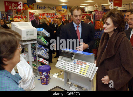 Premierminister Tony Blair und seine Frau Cherie an der Kasse im Co-op-Laden, Middlesbrough. Herr und Frau Blair haben in einem neu eröffneten Co-op-Geschäft, das eine halbe Meile von ihrem Wahlkreis entfernt liegt, Weihnachtseinkäufe gemacht und einen Stapel Schokolade und eine Flasche Whisky gekauft. Stockfoto