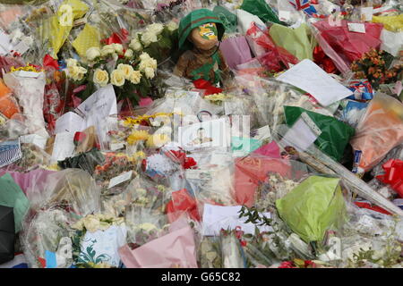 Eine masche-Papierfigur eines Lots wird mit den Blumen und Karten platziert, die in der Nähe der Szene, in der Schlagzeuger Lee Rigby ermordet wurde, zurückgelassen wurden. Stockfoto