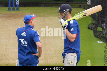 Der englische Kevin Pietersen spricht vor dem ersten One Day International im Lord's Cricket Ground, London, mit Testtrainer Andy Flower. Stockfoto