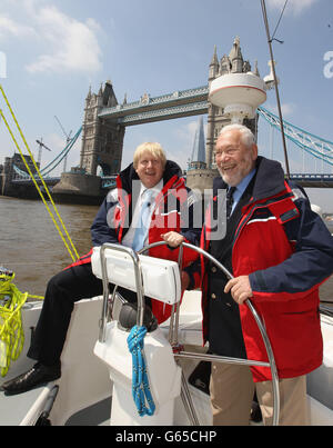 Der Londoner Bürgermeister Boris Johnson und Sir Robin Knox-Johnston bei der Ankündigung, dass London den Start und das Ziel der Ausgabe 2013-14 des Clipper Round the World Yacht Race ausrichten wird, während eines Fotoanrufs in London. Stockfoto