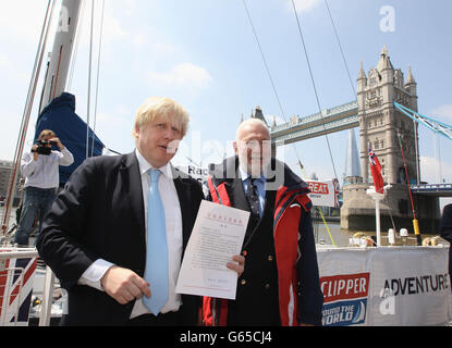 Der Londoner Bürgermeister Boris Johnson und Sir Robin Knox-Johnston bei der Ankündigung, dass London den Start und das Ziel der Ausgabe 2013-14 des Clipper Round the World Yacht Race ausrichten wird, während eines Fotoanrufs in London. Stockfoto