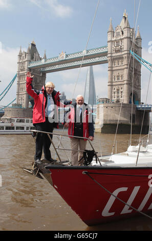 Der Londoner Bürgermeister Boris Johnson und Sir Robin Knox-Johnston bei der Ankündigung, dass London den Start und das Ziel der Ausgabe 2013-14 des Clipper Round the World Yacht Race ausrichten wird, während eines Fotoanrufs in London. Stockfoto