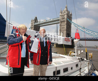 Der Londoner Bürgermeister Boris Johnson und Sir Robin Knox-Johnston bei der Ankündigung, dass London den Start und das Ziel der Ausgabe 2013-14 des Clipper Round the World Yacht Race ausrichten wird, während eines Fotoanrufs in London. Stockfoto