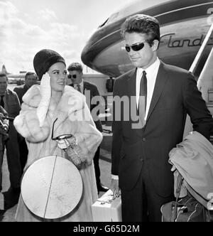 Die Hollywood-Schauspielerin Natalie Wood wird mit dem Schauspieler Warren Beatty am Flughafen London fotografiert. Stockfoto