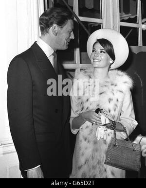 Der Hon. Angus Ogilvy, Ehemann von Prinzessin Alexandra, sprach mit der Hollywood-Schauspielerin Natalie Wood im Savoy Hotel, London, wo sie bei einem Mittagessen des Variety Club of Great Britain waren. 26/12/04: Sir Angus Ogilvy starb. Stockfoto