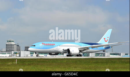 NEU ÜBERMITTELTE RECHTSCHREIBKORREKTUR VON THOMSON der Thomson Airways Boeing 787 Dreamliner landet am Flughafen Manchester, als die Ferienfluggesellschaft das ultra-grüne Flugzeug übernimmt. Stockfoto