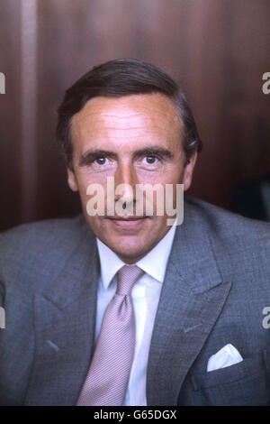 Der neue Minister für Verkehr Dr. John Gilbert, in seinem Büro im Ministerium für Umwelt. Stockfoto