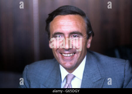 Der neue Minister für Verkehr Dr. John Gilbert, in seinem Büro im Ministerium für Umwelt. Stockfoto