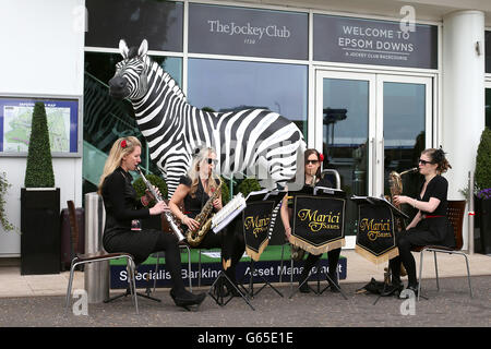 Die Marici Saxe unterhalten die Massen außerhalb des Jockey Clubs auf der Rennbahn Epsom Downs Stockfoto