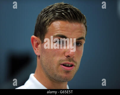 Englands Kapitän Jordan Henderson chats auf einer Pressekonferenz im Netanya Stadium Stockfoto