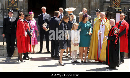 Mitglieder der königlichen Familie, die Westminster Abbey im Zentrum von London verlassen, nachdem sie einen Gottesdienst anlässlich des 60. Jahrestages der Krönung von Königin Elizabeth II. Gefeiert haben. Stockfoto