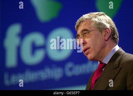 Außenminister Jack Straw spricht bei der zweitägigen Führungskonferenz des Foreign & Commonwealth Office (FCO) im Zentrum von London vor rund 150 britischen Diplomaten. * die Konferenz soll sich mit der Frage befassen, wie das Auswärtige Amt angesichts des gegenwärtigen globalen politischen Klimas modernisiert werden muss. Stockfoto