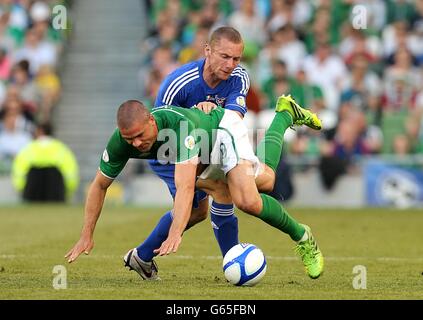 Fußball - WM-Qualifikation 2014 - Gruppe C - Republik Irland - Färöer-Inseln - Aviva-Stadion. Jonathan Walters (rechts) und Jonhard Frederiksberg auf der Färöer-Insel in Aktion Stockfoto