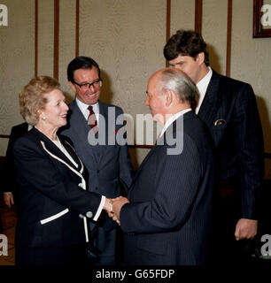 Premierministerin Margaret Thatcher schüttelt sich die Hände mit dem sowjetischen Präsidenten Michail Gorbatschow im Moskauer Kreml-Palast, wo sie sich zu einem Gespräch zu Beginn ihres viertägigen Besuchs in der UdSSR trafen. Stockfoto