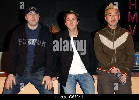 Feeder (links-rechts) Mark Richardson (Schlagzeug), Grant Nichola (Gesang und Gitarre) und Taka Hirose (Bass) nach einem Live-Set im HMV-Store in der Londoner Oxford Street. Stockfoto