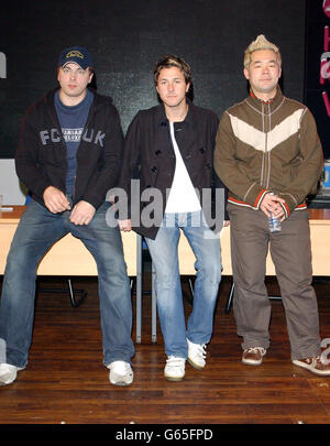 Feeder (links-rechts) Mark Richardson (Schlagzeug), Grant Nichola (Gesang und Gitarre) und Taka Hirose (Bass) nach einem Live-Set im HMV-Store in der Londoner Oxford Street. Stockfoto